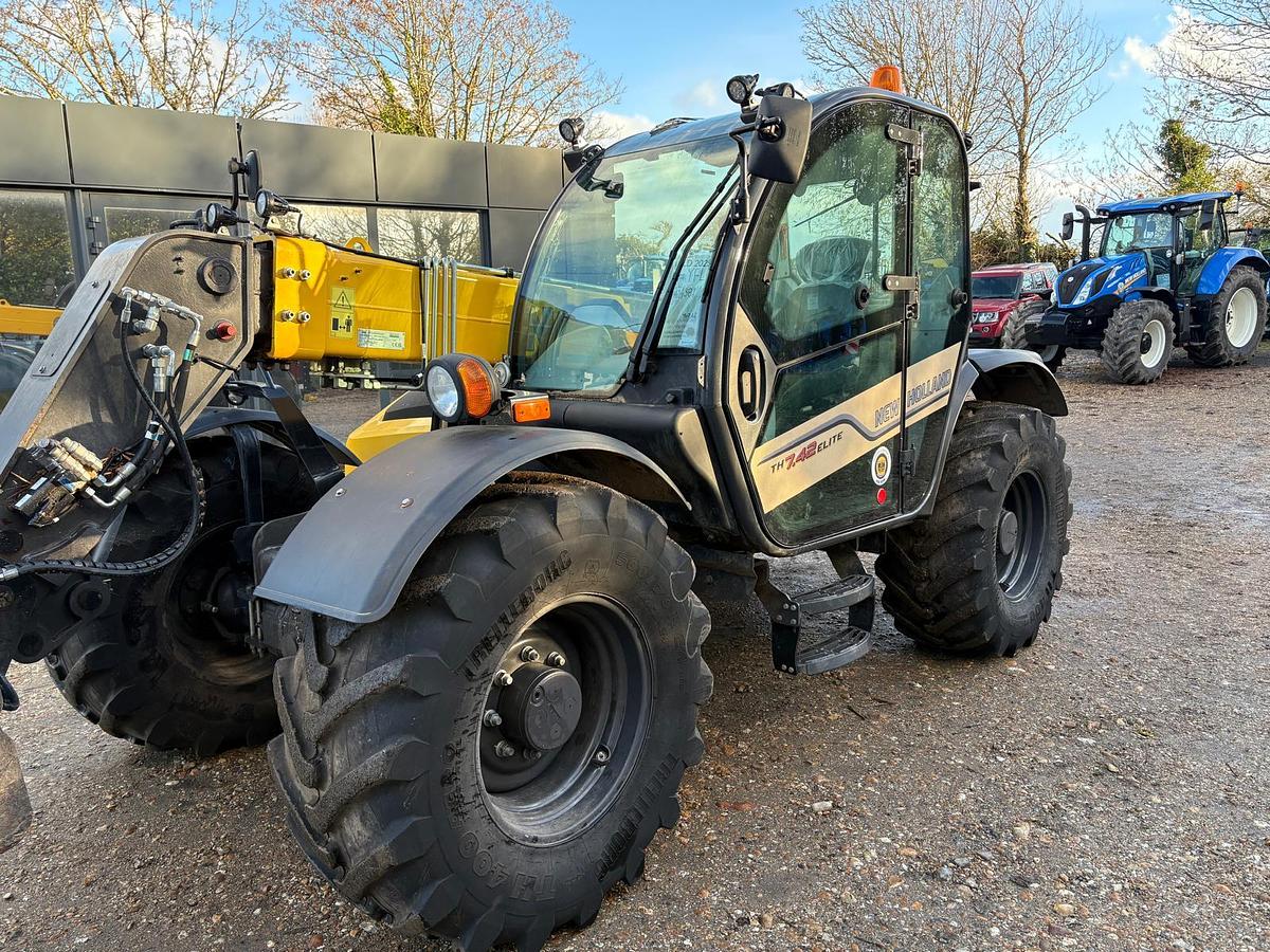 Used 2024 NEW HOLLAND TH7.42 Elite