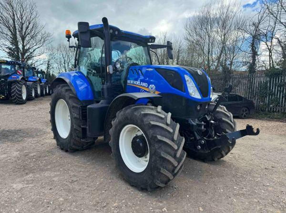 Used NEW HOLLAND T7.225