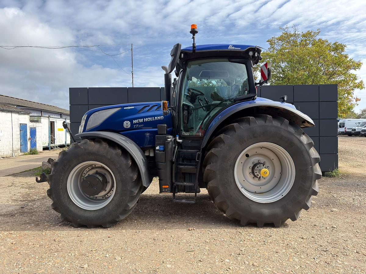 Used 2024 NEW HOLLAND T7.300 PLMI AUTO COMMAND