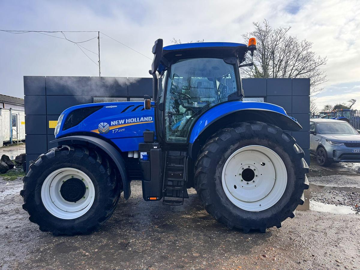 Used 2024 NEW HOLLAND T7.225 AUTO COMMAND