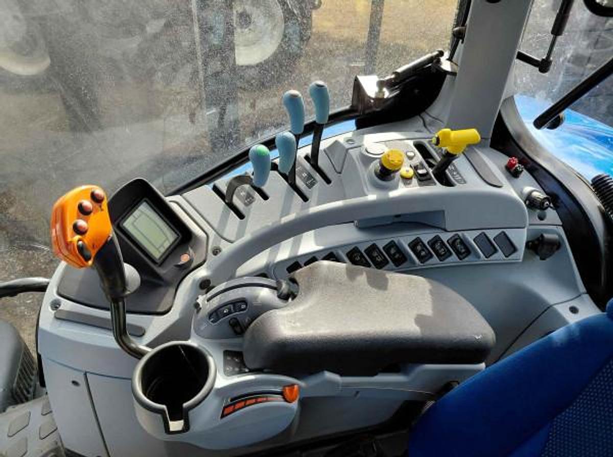 Used NEW HOLLAND T7.210