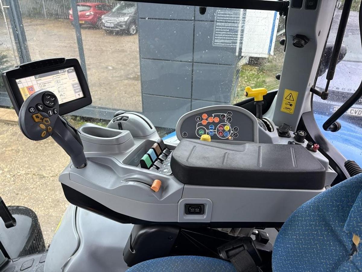 Used 2014 NEW HOLLAND T7.210