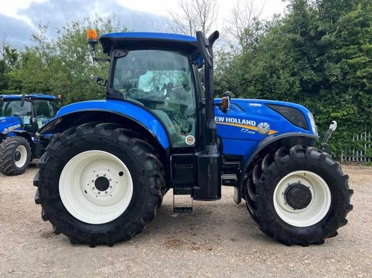 Used NEW HOLLAND T7.225