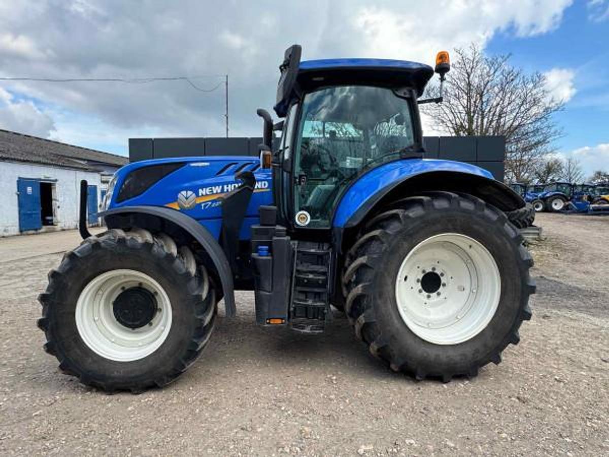 Used NEW HOLLAND T7.225