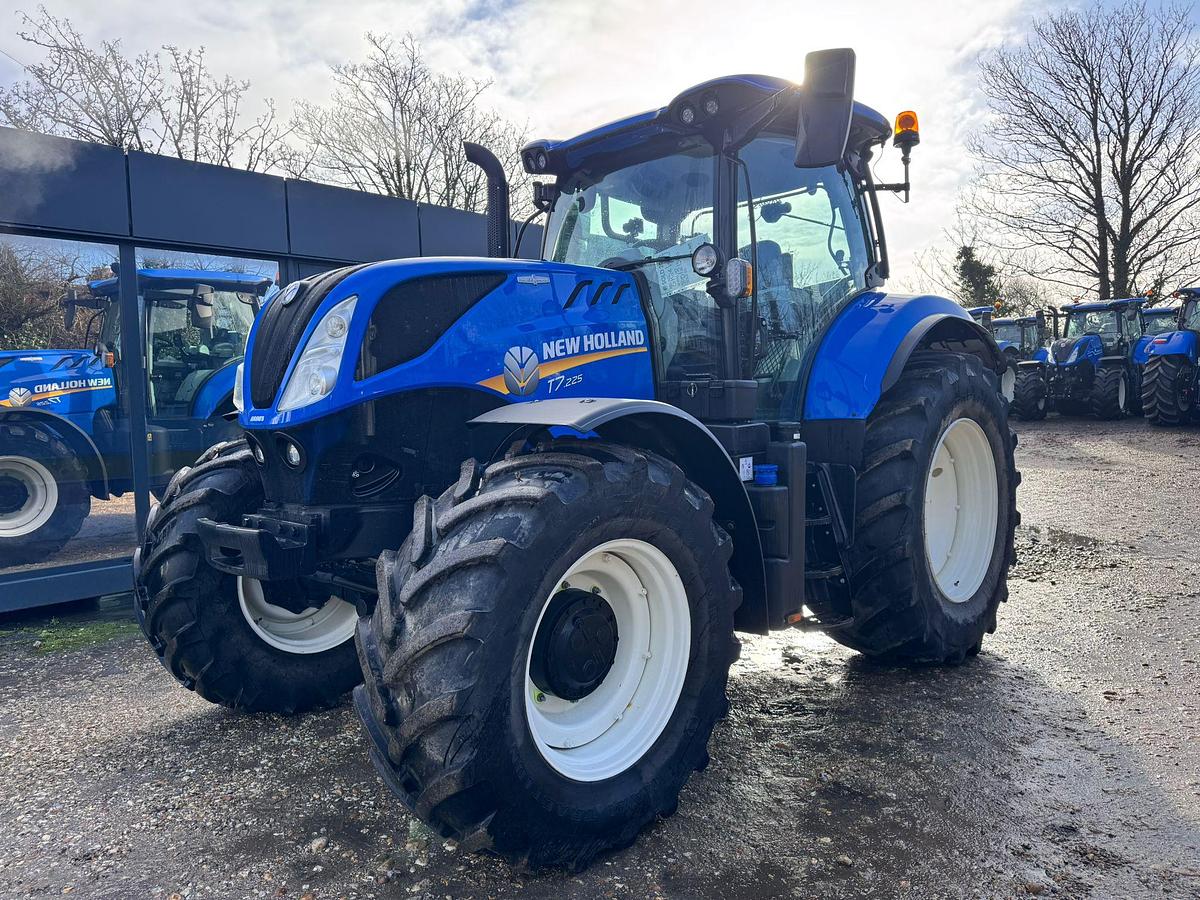 Used 2024 NEW HOLLAND T7.225 AUTO COMMAND
