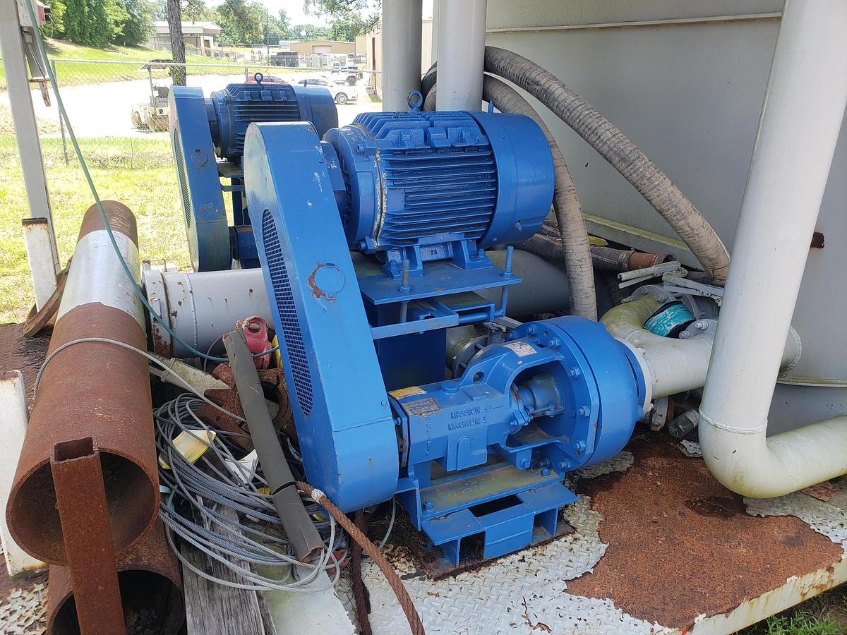 Used 500BBL Mix Tank - Round Bottom, Skidded, Dual Agitators, Pumps Included, Like New