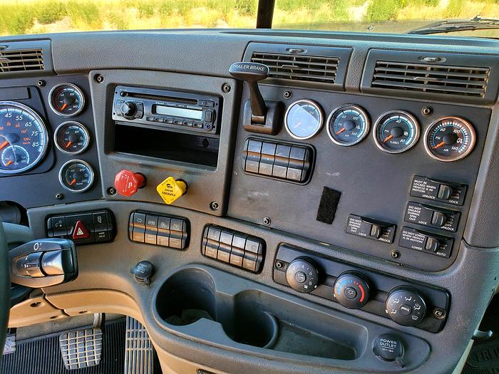 Used 2017 Freightliner Cascadia Truck w/ Sleeper