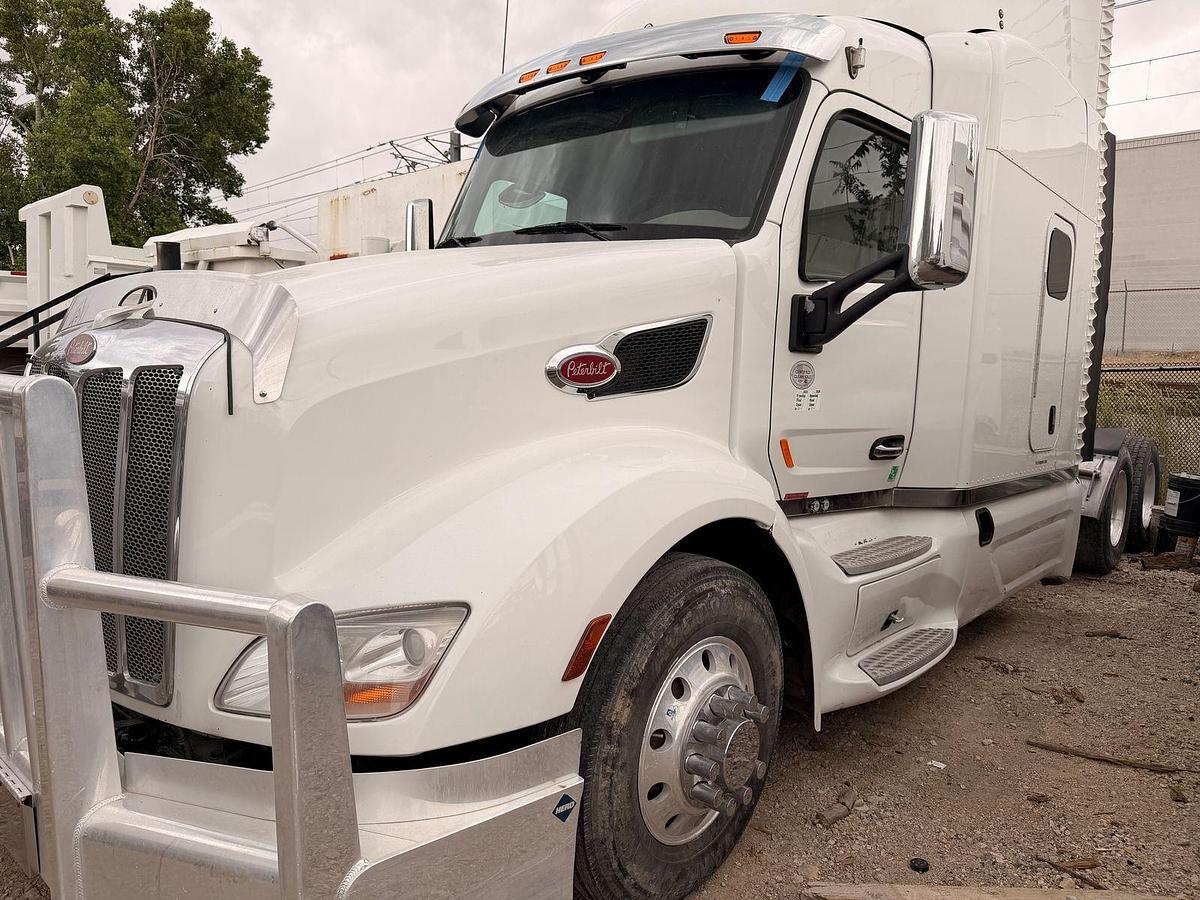 2017 Peterbilt 579 Sleeper Tractor, 565 HP, 18sp manual transmission