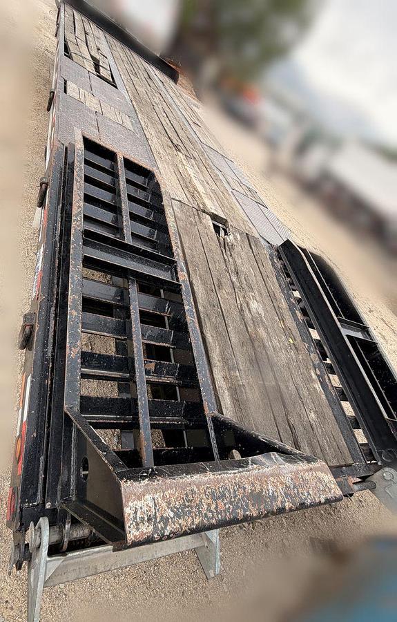 Used Eager Beaver dual Axle heavy duty equipment trailer 24Ton GVWR 48,818 lb
