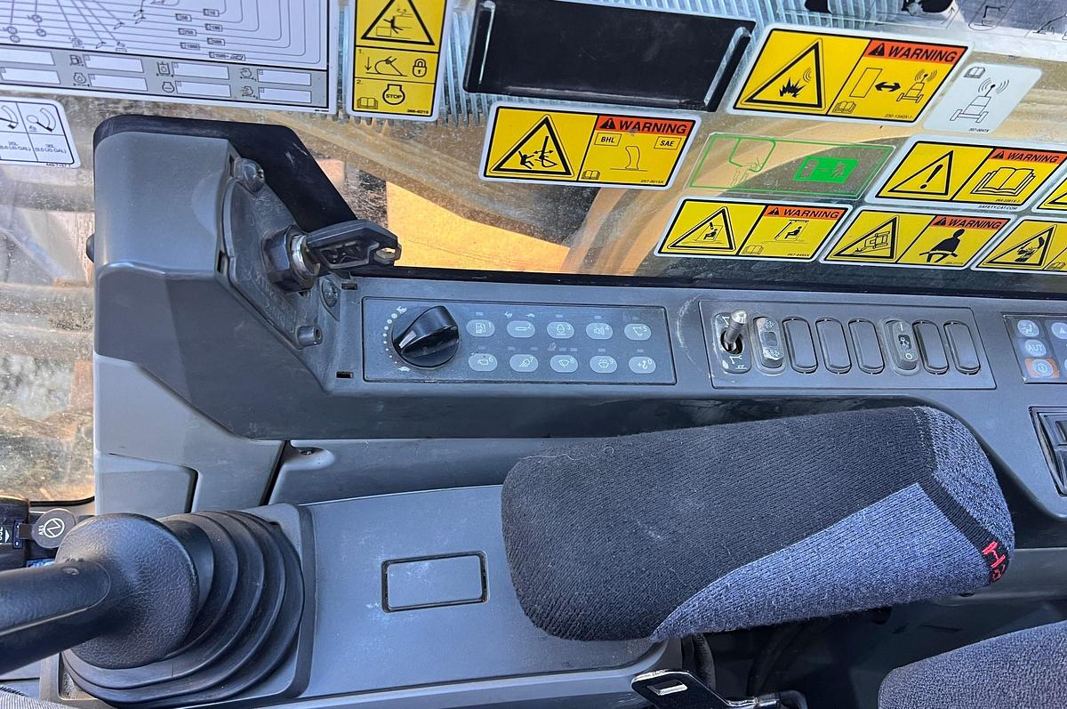 Used 2016 Caterpillar 336F L Excavator with Thumb