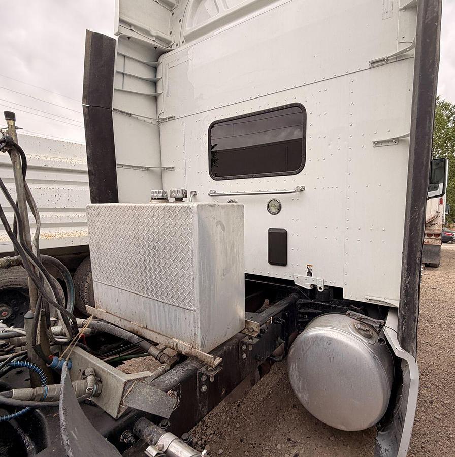 2017 Peterbilt 579 Sleeper Tractor, 565 HP, 18sp manual transmission