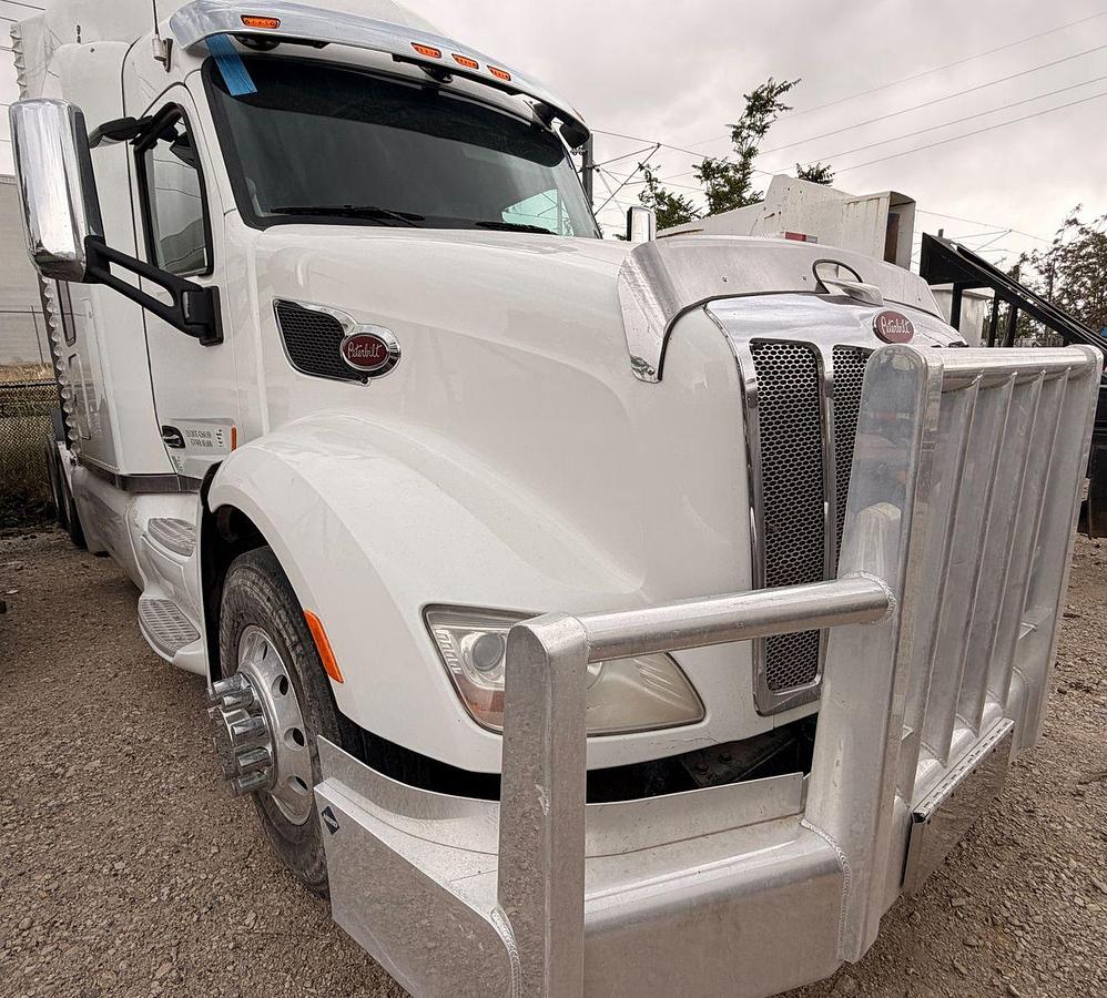 2017 Peterbilt 579 Sleeper Tractor, 565 HP, 18sp manual transmission