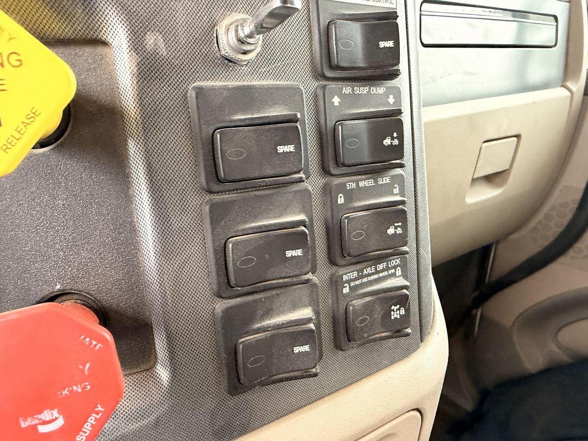 2017 Peterbilt 579 Sleeper Tractor, 565 HP, 18sp manual transmission