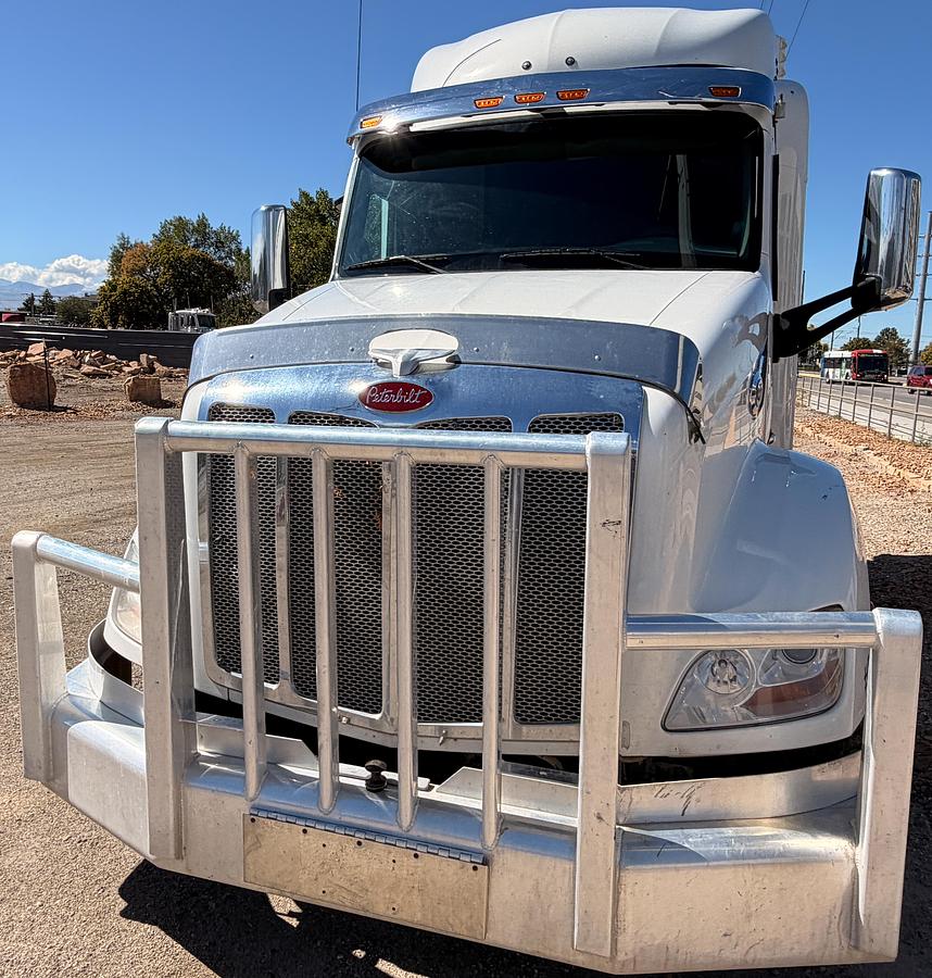 Used 2017 Peterbilt 579 Sleeper Tractor, 565 HP, 18sp manual transmission