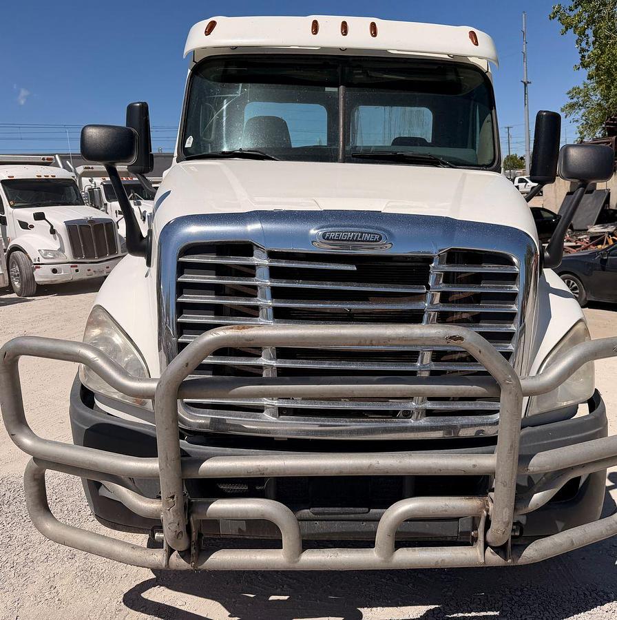 Used 2013 Freightliner Cascadia Mid-Roof Day Cab 579,157 Miles