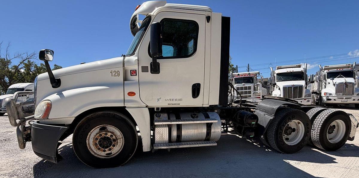 Used 2013 Freightliner Cascadia Mid-Roof Day Cab 579,157 Miles