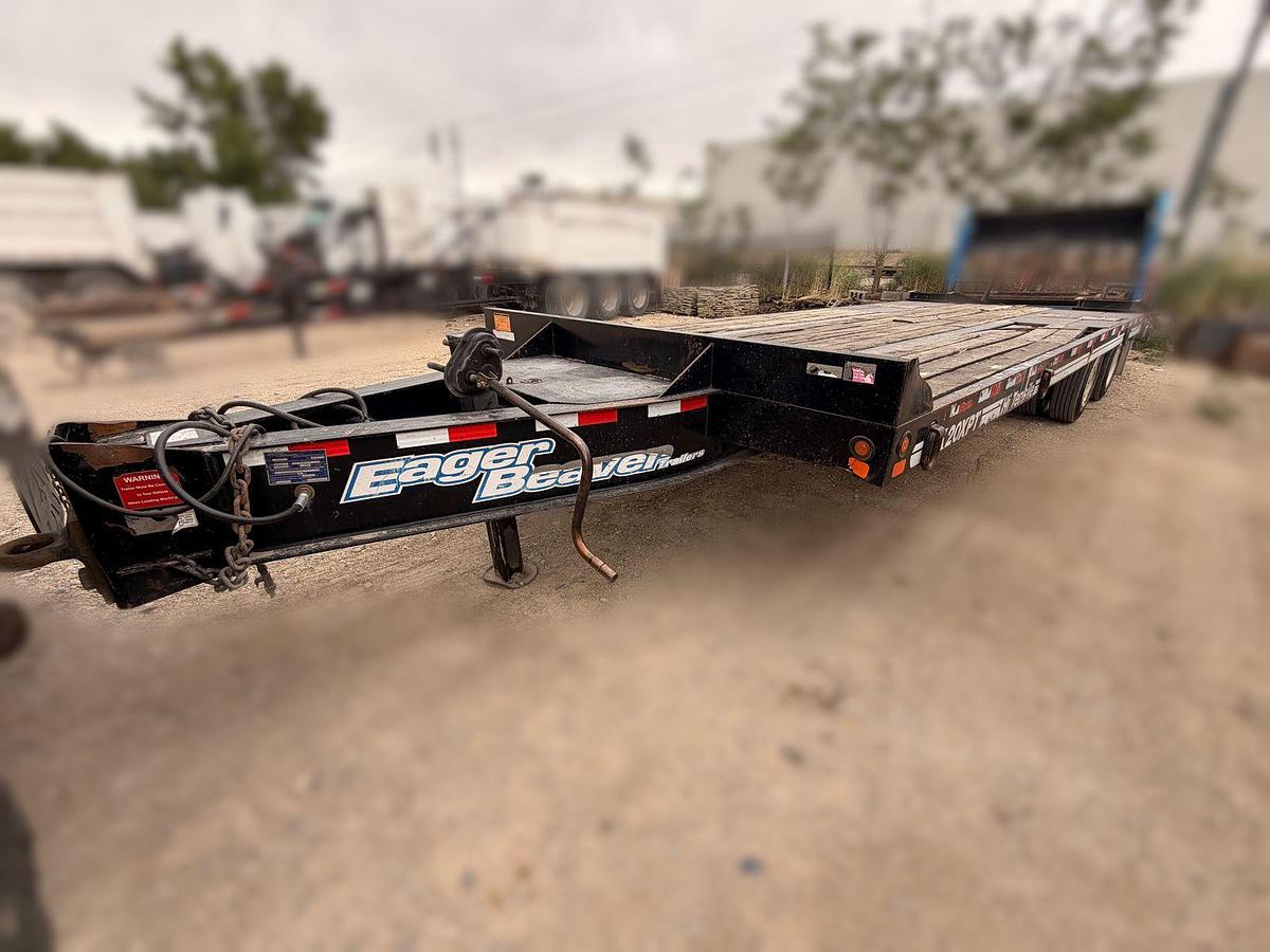 Used Eager Beaver dual Axle heavy duty equipment trailer 24Ton GVWR 48,818 lb