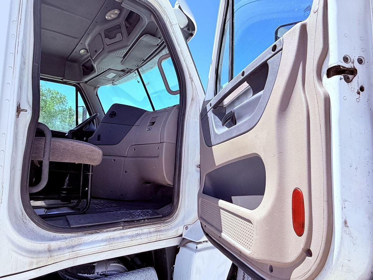 Used 2013 Freightliner Cascadia Mid-Roof Day Cab 579,157 Miles