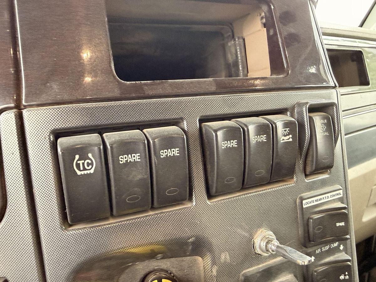 2017 Peterbilt 579 Sleeper Tractor, 565 HP, 18sp manual transmission