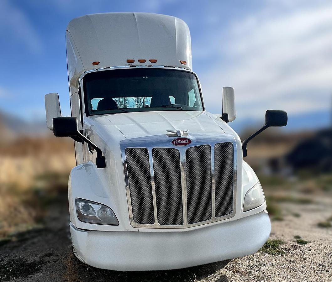 Used 2021 Peterbilt 579 High-Roof Day Cab Tractor
