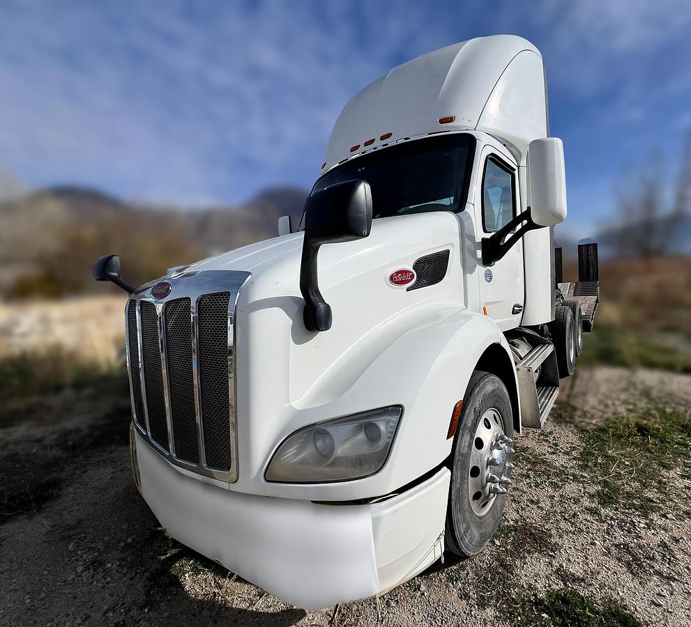 Used 2021 Peterbilt 579 High-Roof Day Cab Tractor