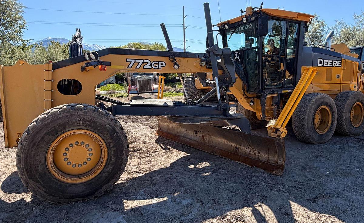 Used Deere 772GP Motor Grader 12K hrs 6WD