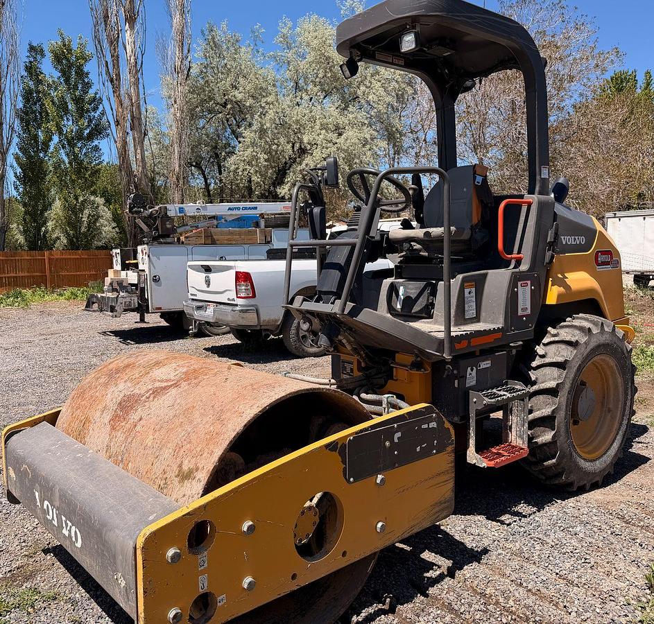 Used 2022 Volvo SD45B Single Drum Vibratory Smooth Drum Roller, 1,166.3 hours