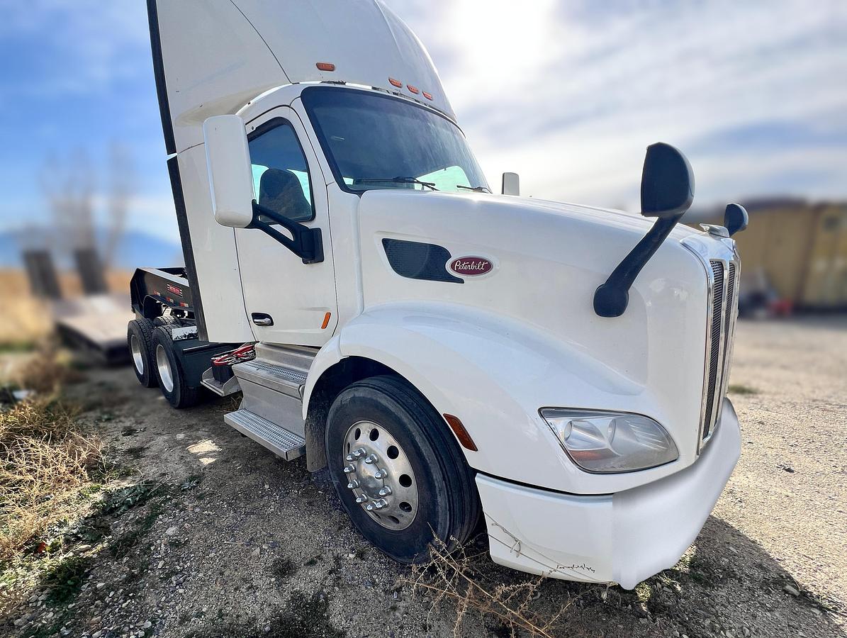 Used 2021 Peterbilt 579 High-Roof Day Cab Tractor