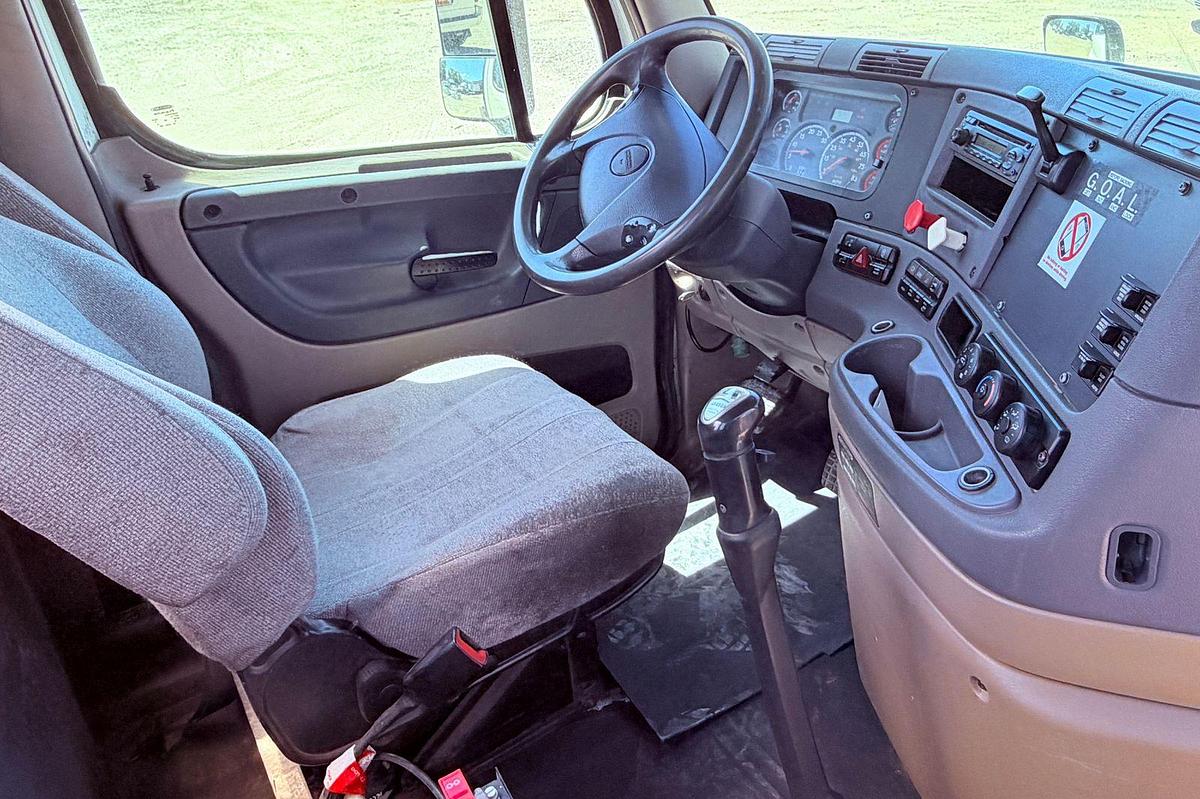 Used 2013 Freightliner Cascadia Mid-Roof Day Cab 579,157 Miles