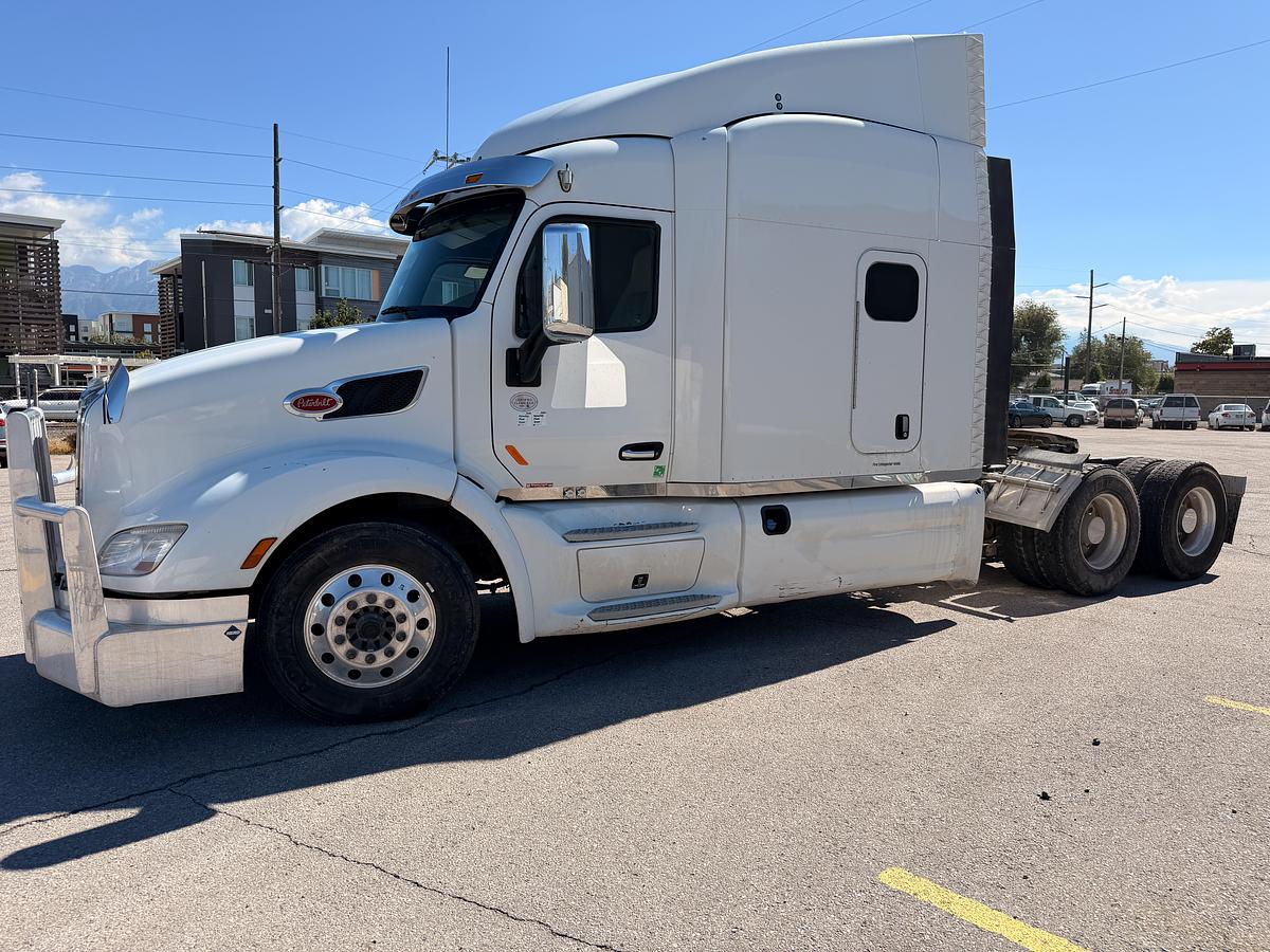 Used 2017 Peterbilt 579 Sleeper Tractor, 565 HP, 18sp manual transmission