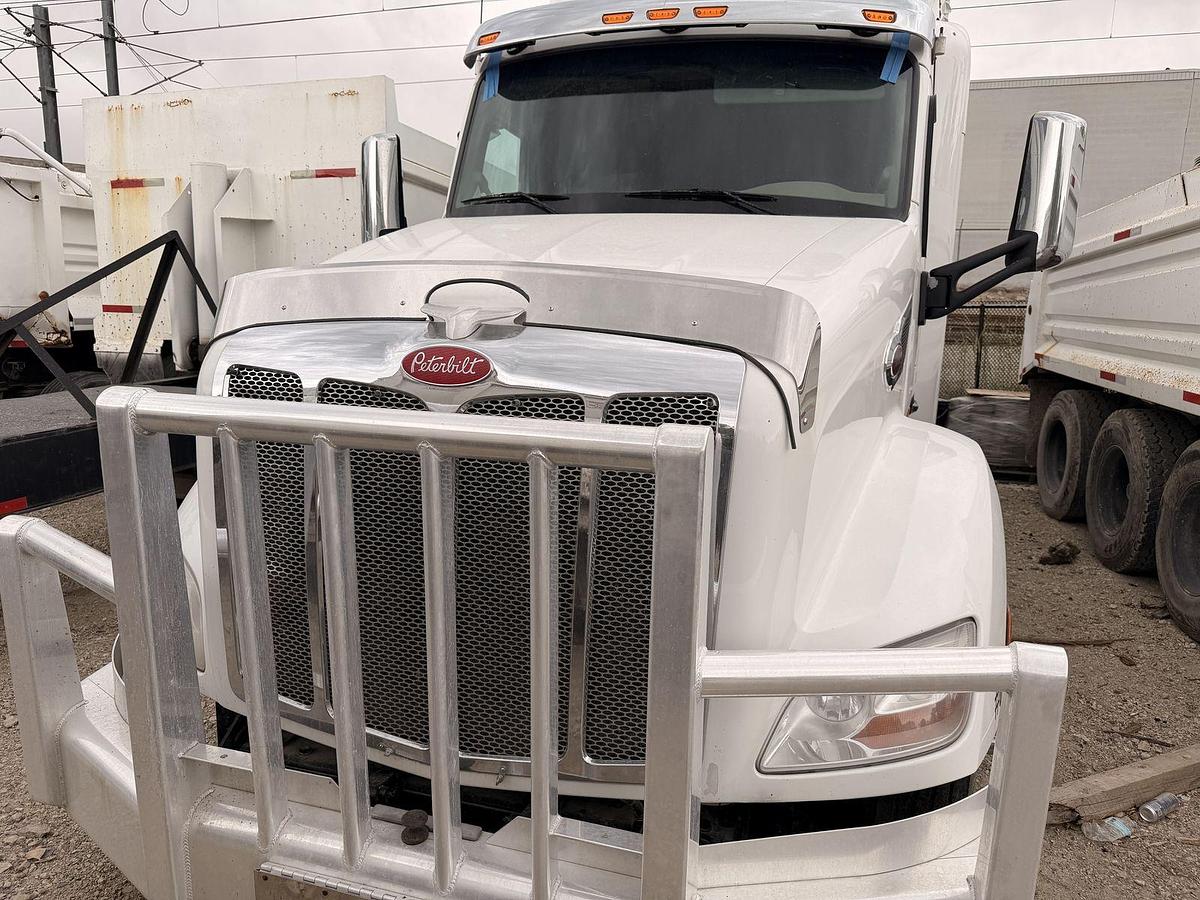 2017 Peterbilt 579 Sleeper Tractor, 565 HP, 18sp manual transmission