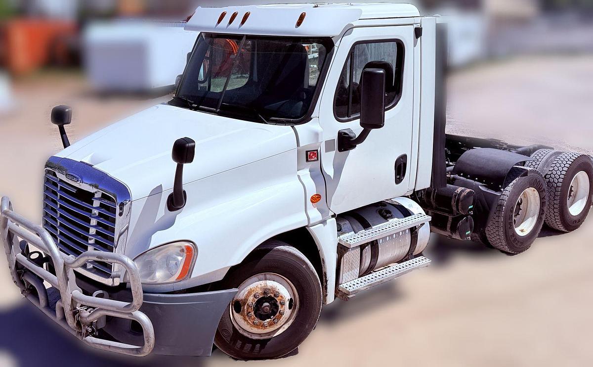 Used 2013 Freightliner Cascadia Mid-Roof Day Cab 579,157 Miles