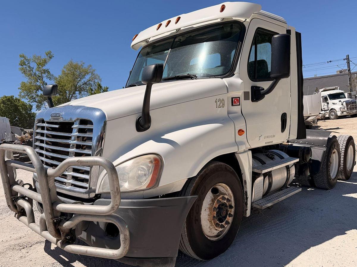 Used 2013 Freightliner Cascadia Mid-Roof Day Cab 579,157 Miles