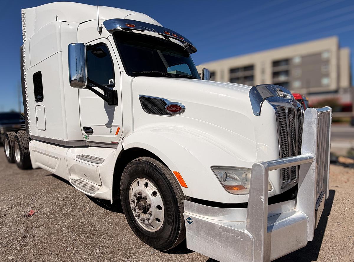 Used 2017 Peterbilt 579 Sleeper Tractor, 565 HP, 18sp manual transmission