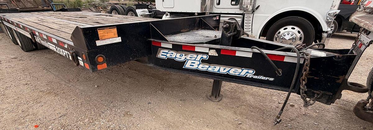 Used Eager Beaver dual Axle heavy duty equipment trailer 24Ton GVWR 48,818 lb