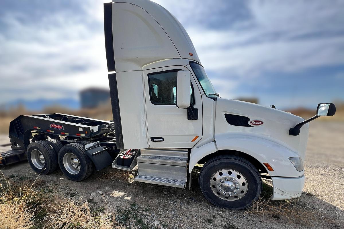 Used 2021 Peterbilt 579 High-Roof Day Cab Tractor