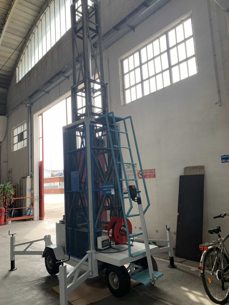 Usato Piattaforma idraulica di sollevamento per operatore, portata Kg. 200