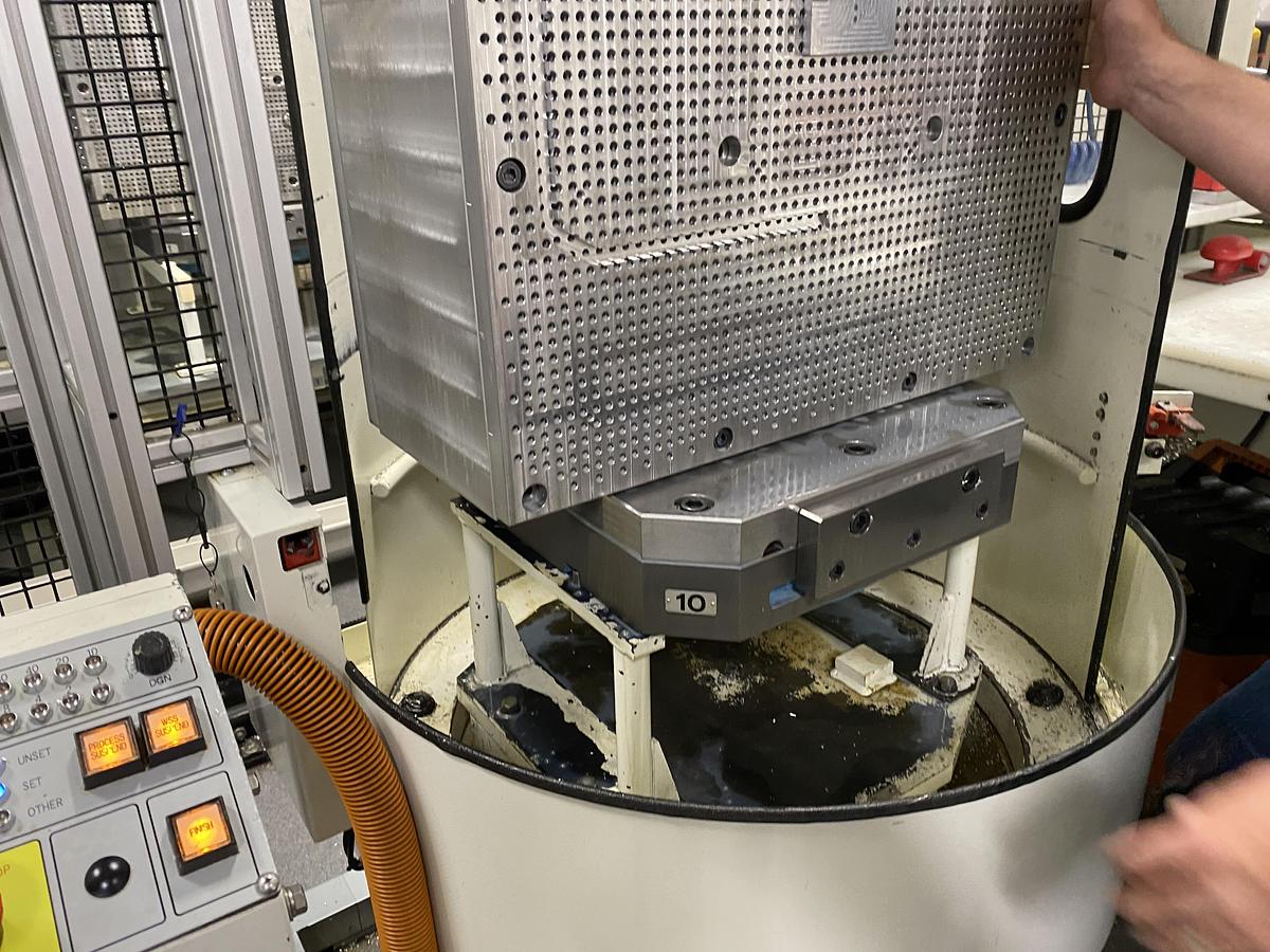 Used Makino a61 NX 4-Axis CNC Horizontal Machining Center Cell