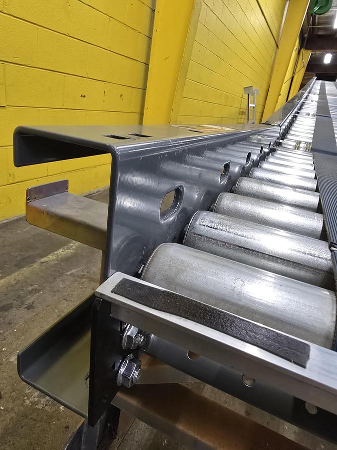 Used Intelligrated 33" x 27' MDR Belted Zero Pressure Incline/Decline Conveyor (#621)