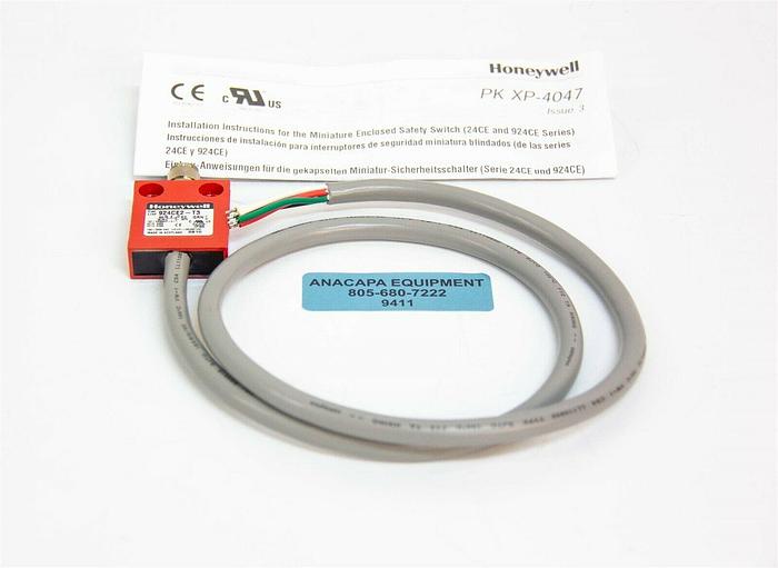 Used Honeywell 924CE2-T3 Safety Switch with Roller Plunger Actuator New (9411)K