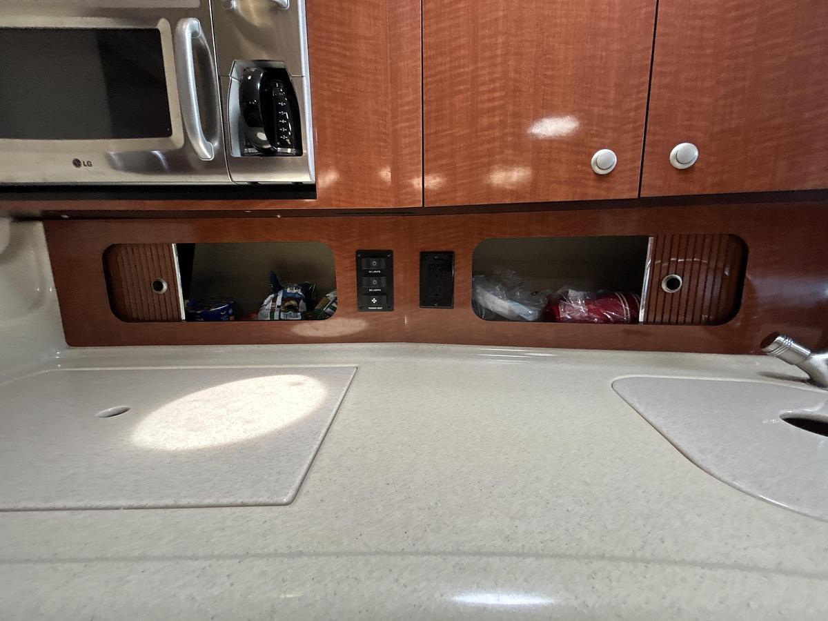 Used 2005 Sea Ray 320 Sundancer