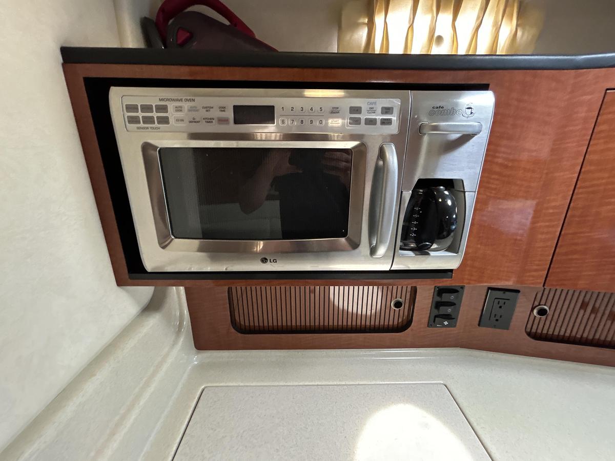 Used 2005 Sea Ray 320 Sundancer