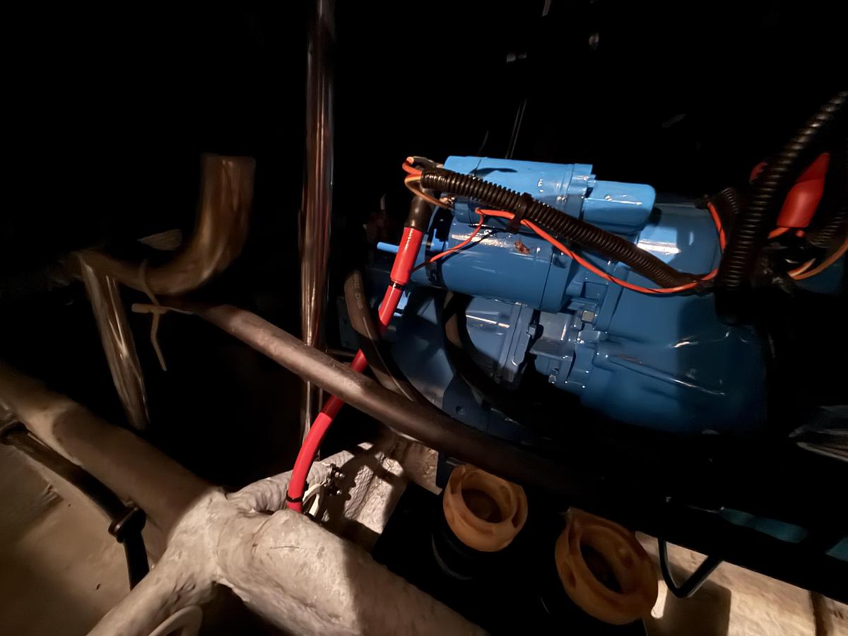 Used 1998  Silverton 352 Motor Yacht