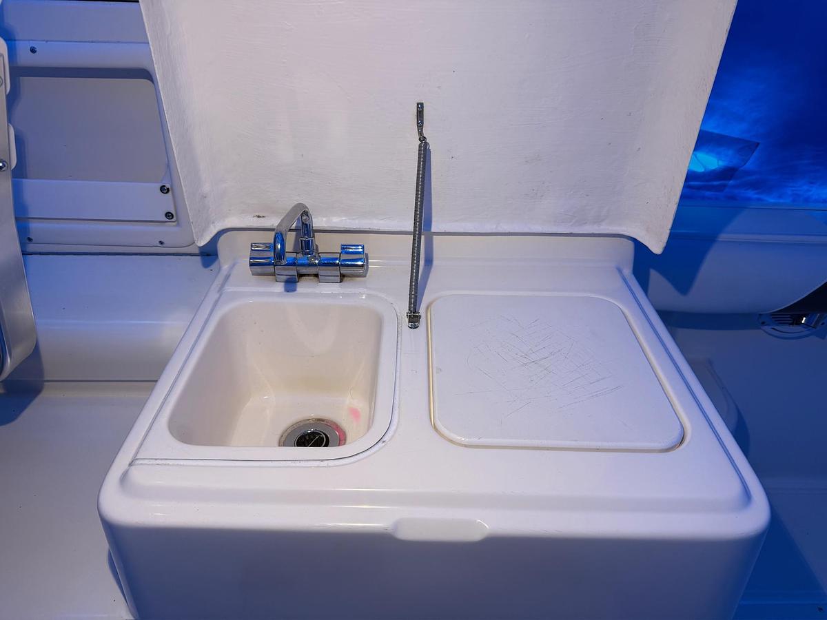 Used 1998 Pursuit 2860 Denali