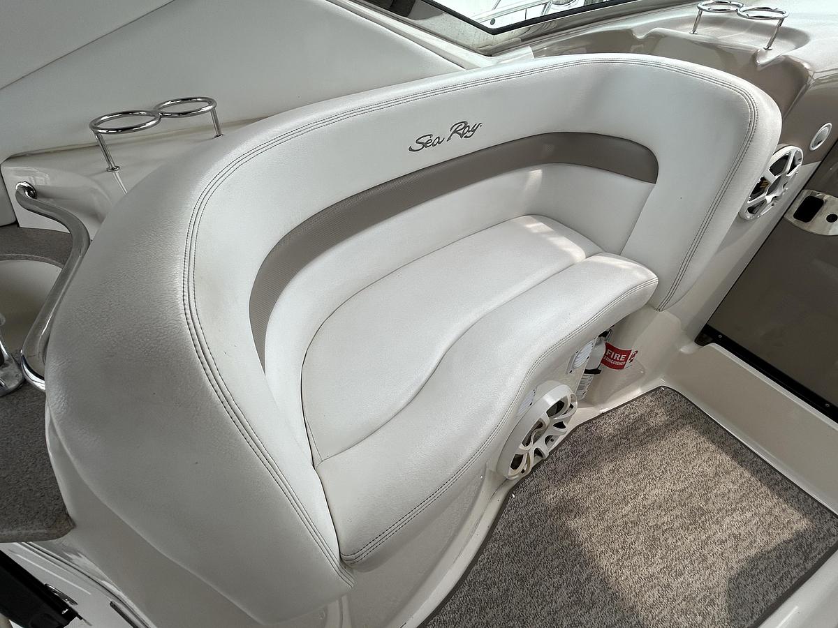 Used 2005 Sea Ray 320 Sundancer