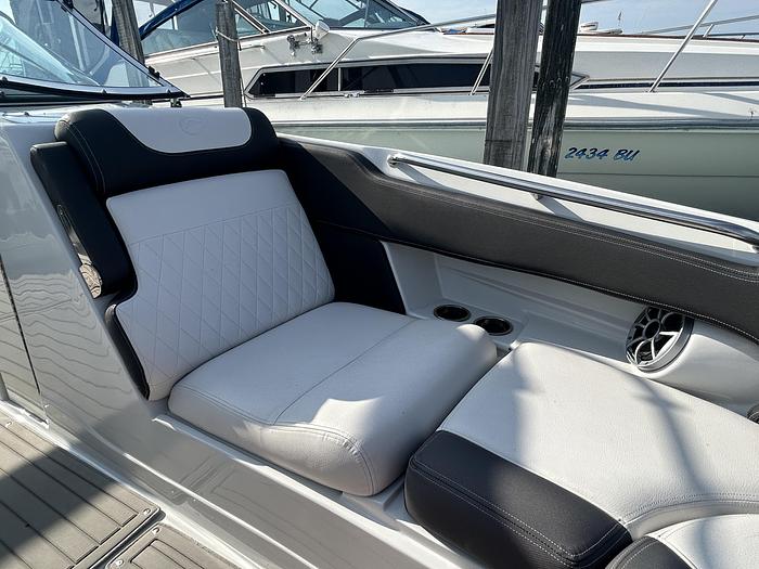 Used 2022 Crownline E285