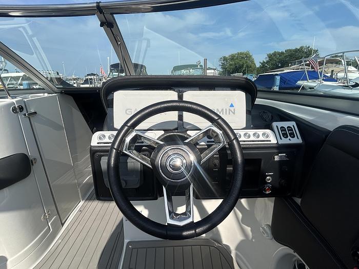 Used 2022 Crownline E285