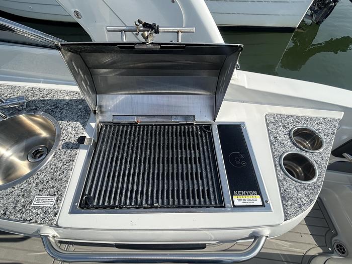 Used 2022 Crownline E285