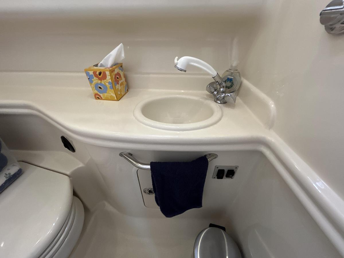 Used 2005 Sea Ray 320 Sundancer