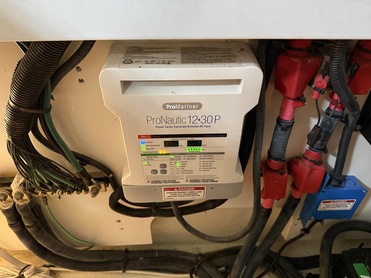 Used 2017 Sea Ray 330 Sundancer